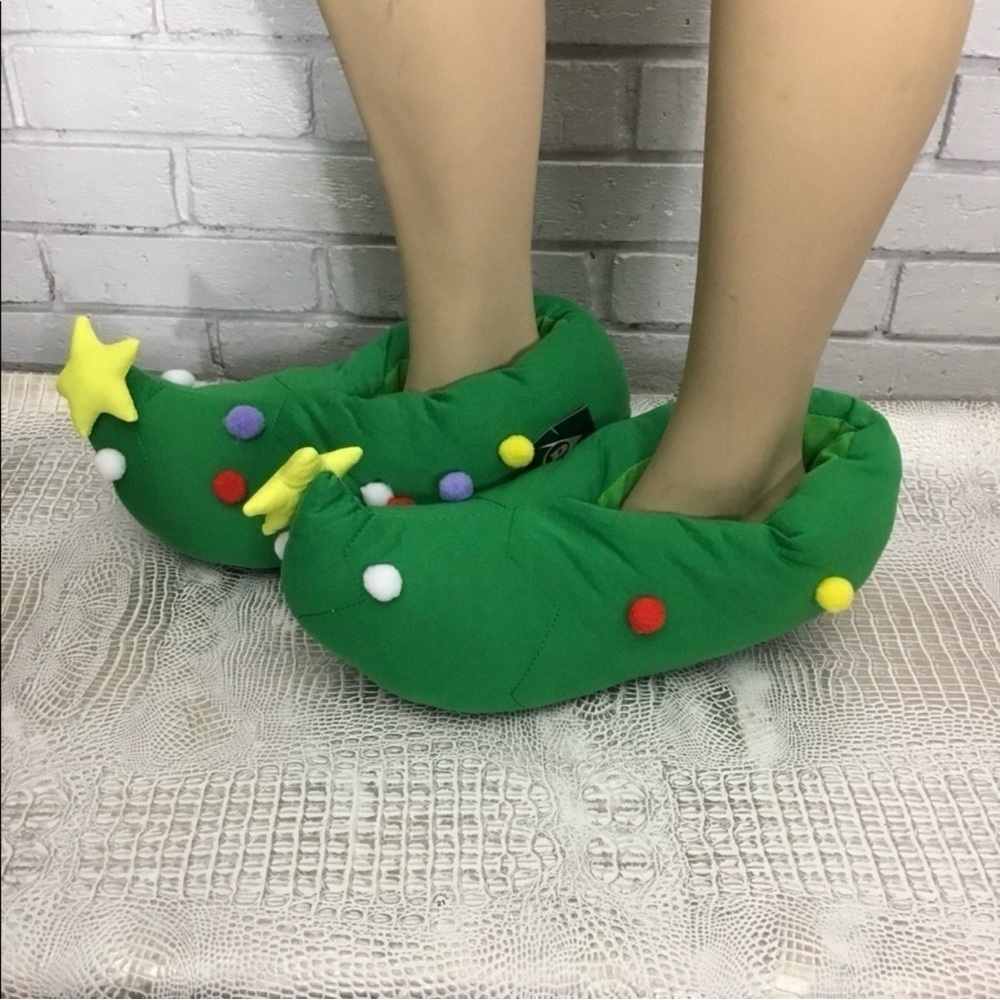 Festive Green Holiday Slippers‎